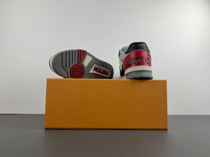 LV TRAINER SNEAKER LV-000555