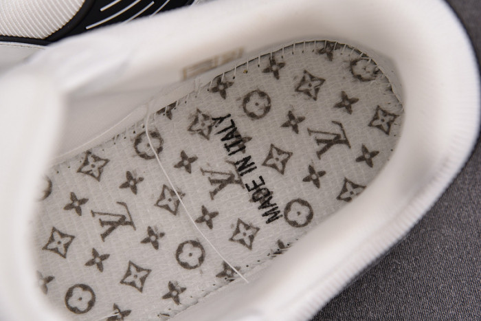 LV TRAINER SNEAKER LV-000596