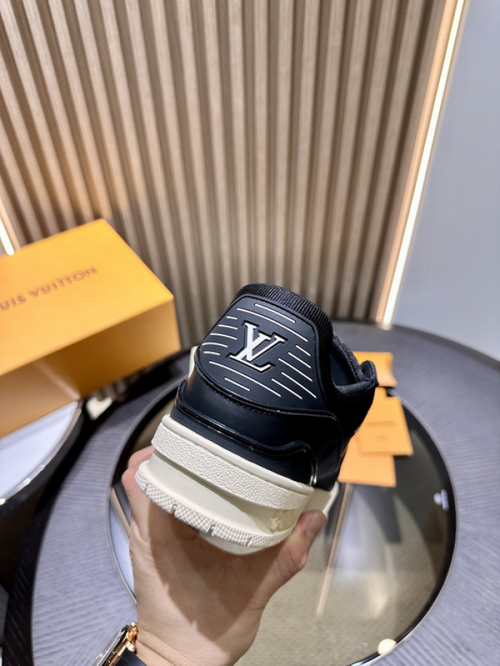 LV TRAINER SNEAKER LV-000564