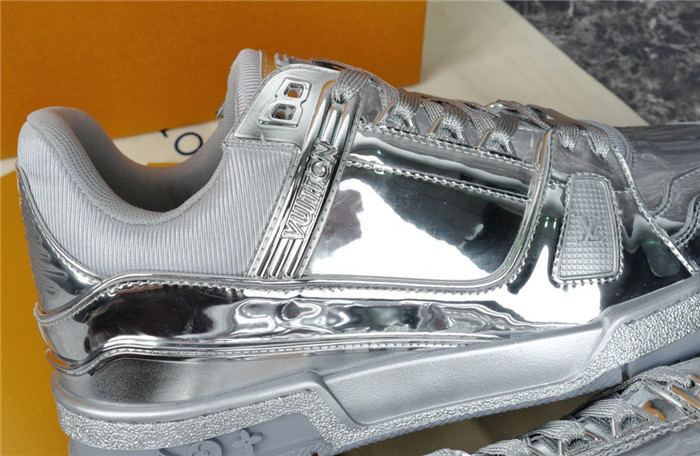 LV SNEAKER LV-000229