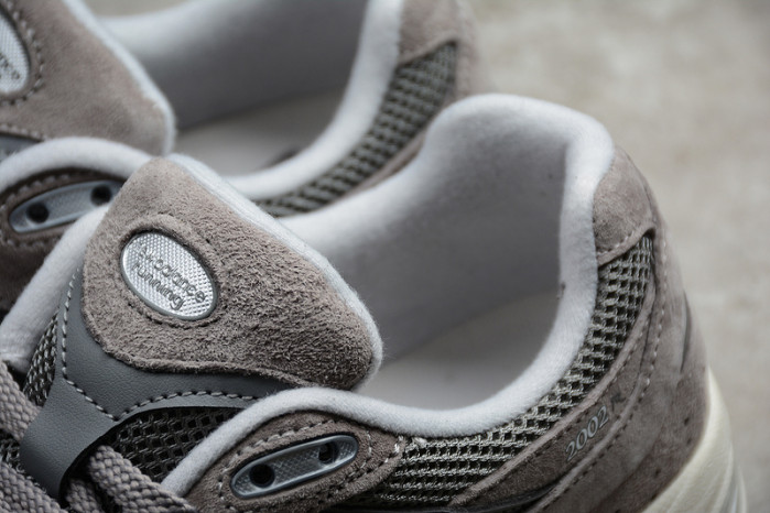 NEW BALANCE SNEAKER 002