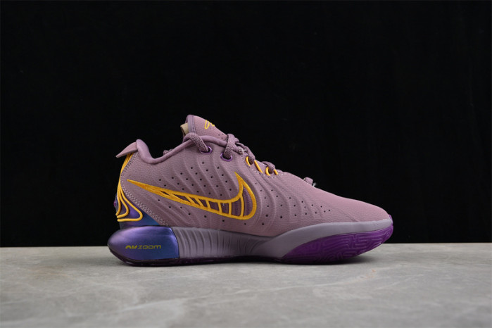 NIKE LeBron 21 