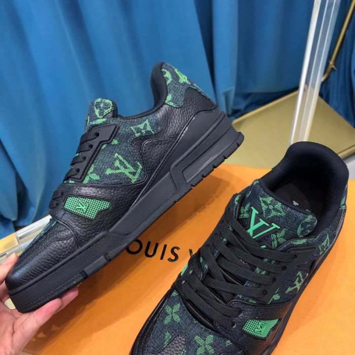 LV SNEAKER LV-000326