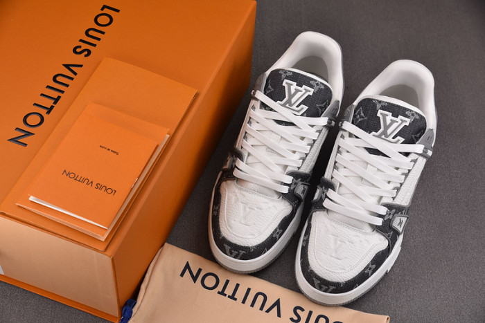 LV TRAINER SNEAKER LV-000576
