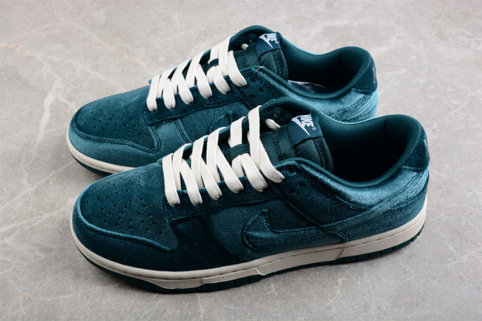 Nike Dunk Low Green Velvet (W) DZ5224-300
